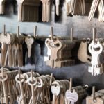 Rola profesjonalnych ślusarzy w sytuacjach awaryjnych - jakie umiejętności są niezbędne, aby skutecznie otworzyć drzwi lub sejf bez ich uszkodzenia.